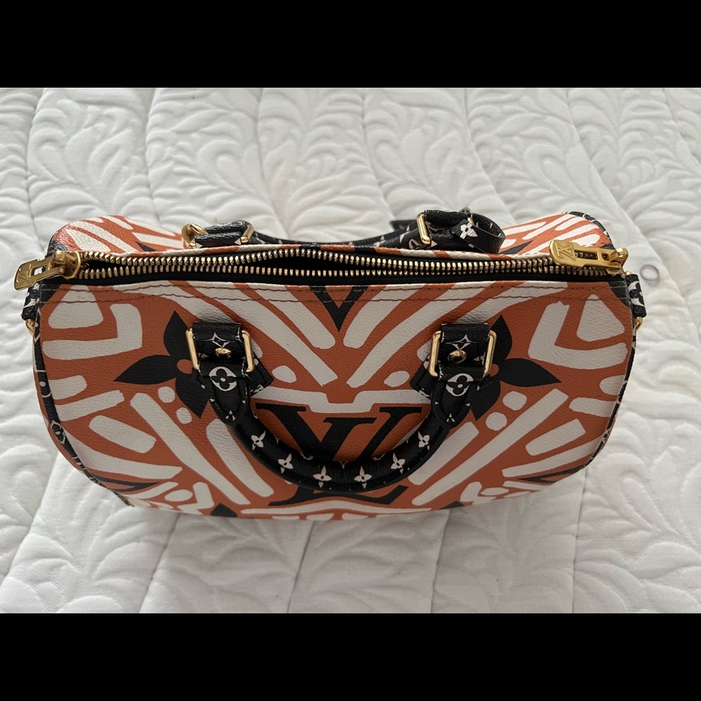 LOUIS VUITTON
Monogram Giant Crafty Speedy Bandouliere 25 Creme Caramel